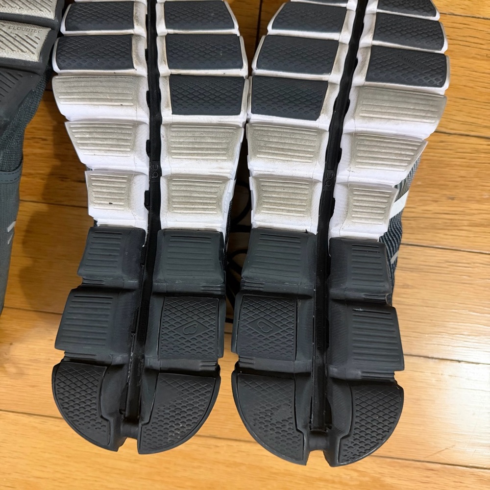 On Running Men's Black/White Shoes 9 Men GUC - Picture 5 of 6